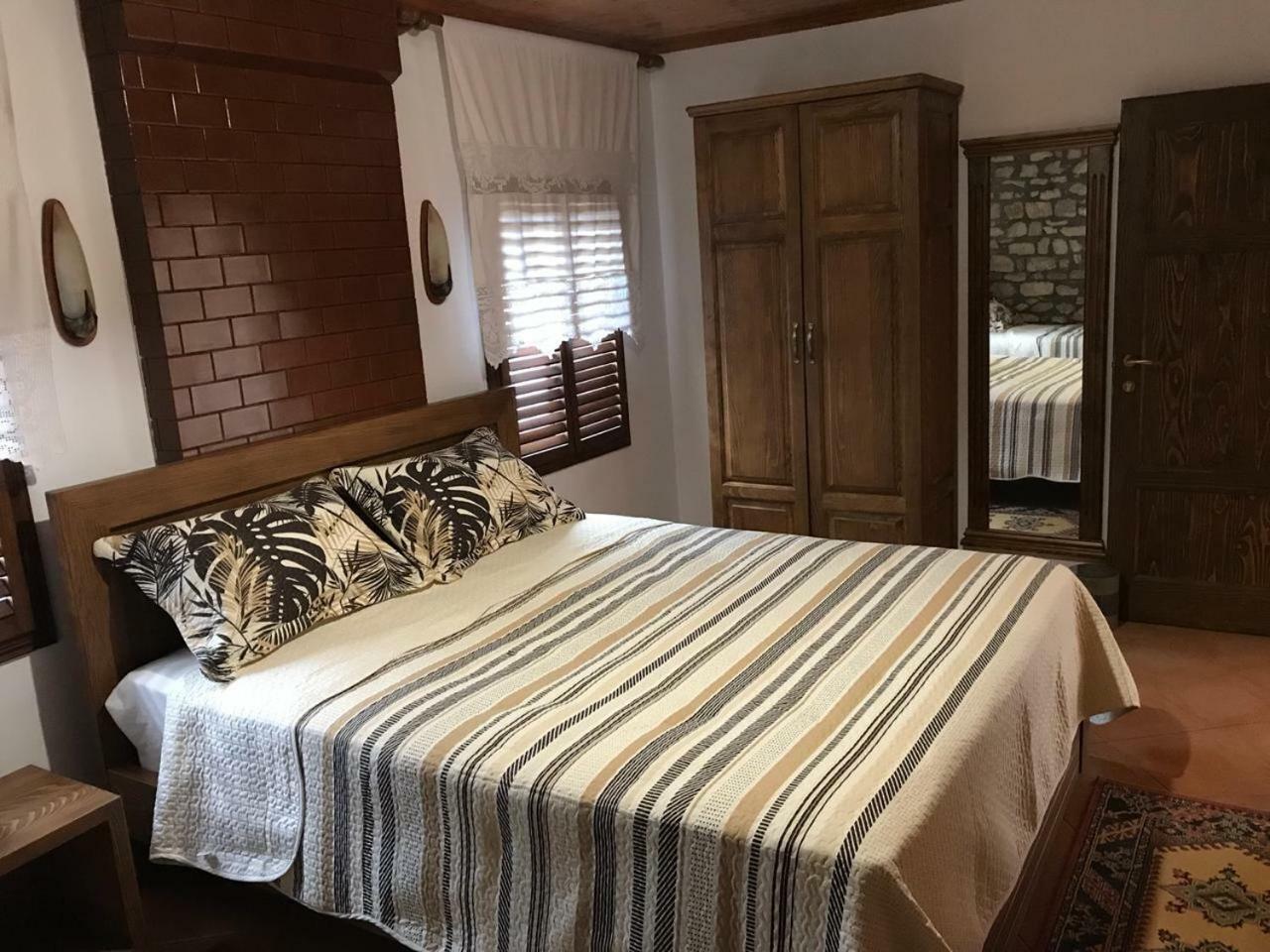 Guesthouse Arjan Berat Buitenkant foto