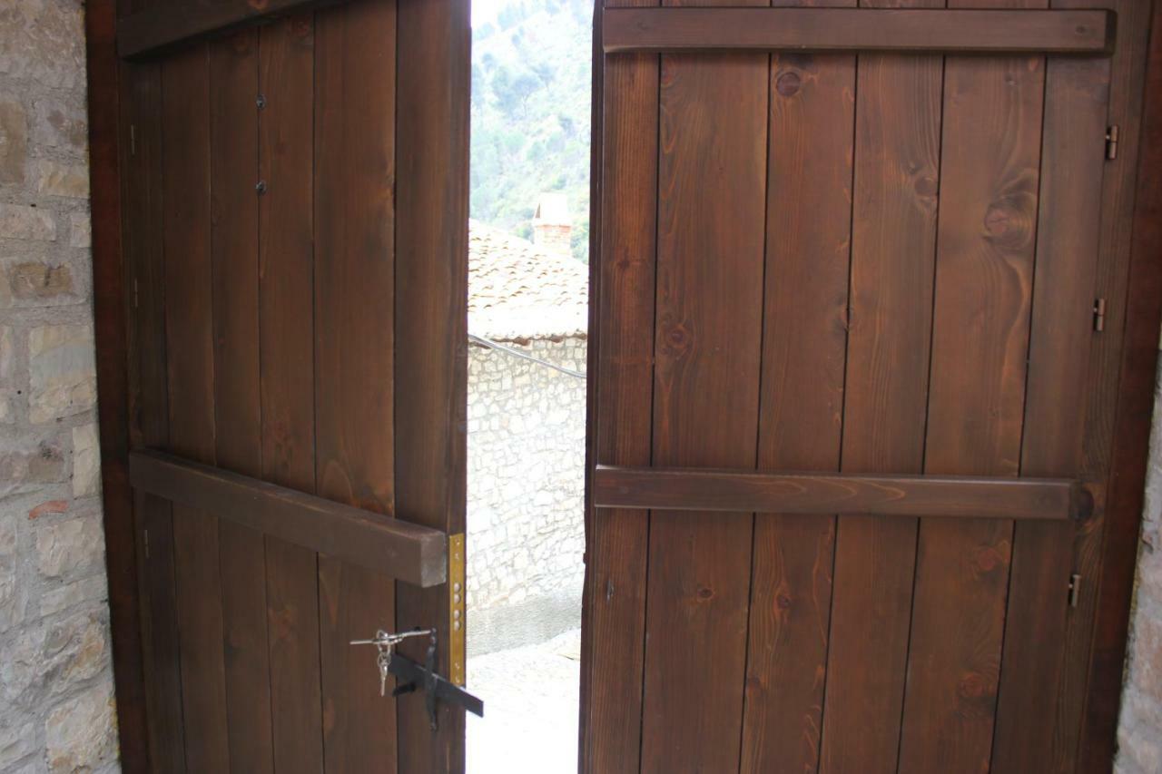 Guesthouse Arjan Berat Buitenkant foto