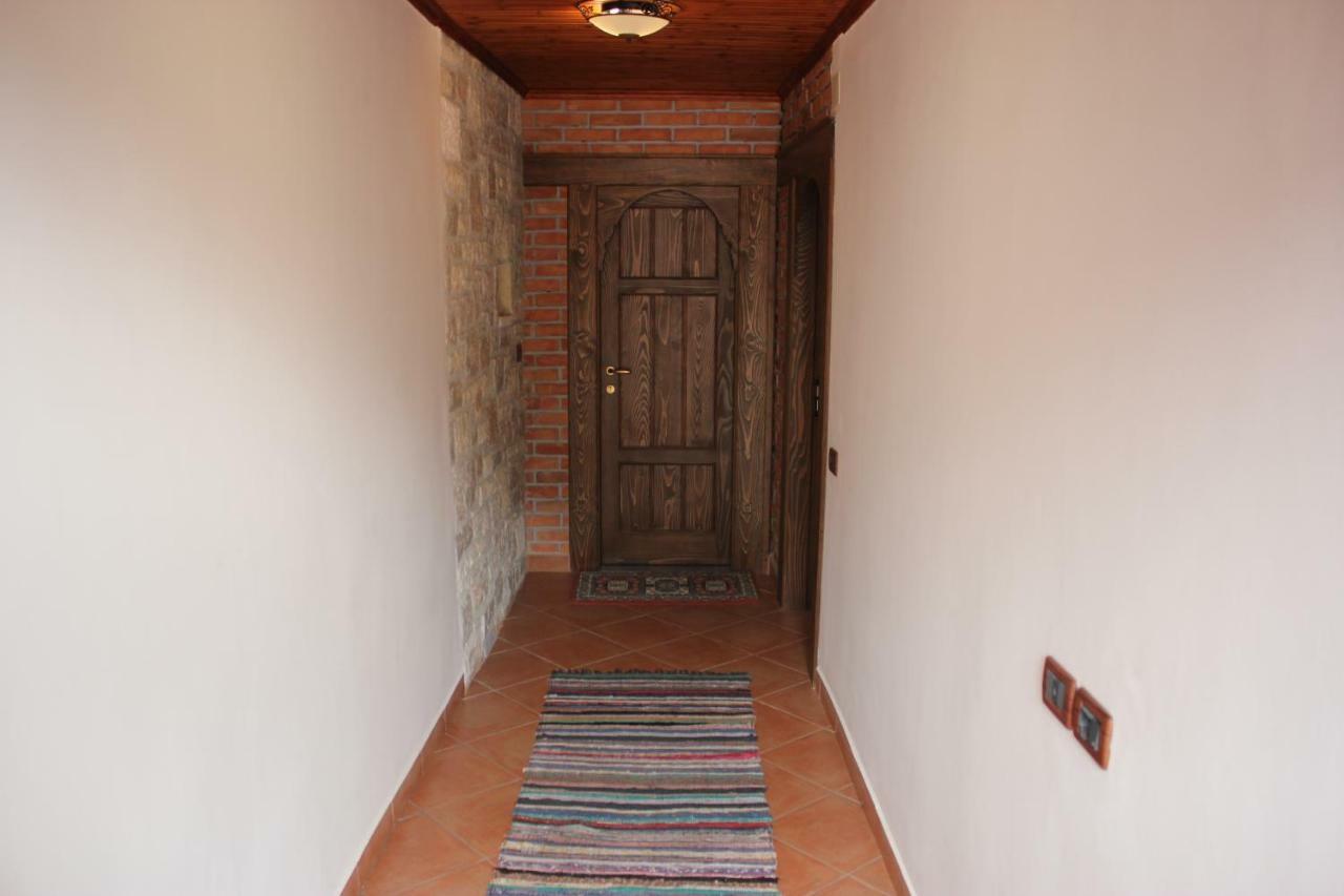 Guesthouse Arjan Berat Buitenkant foto