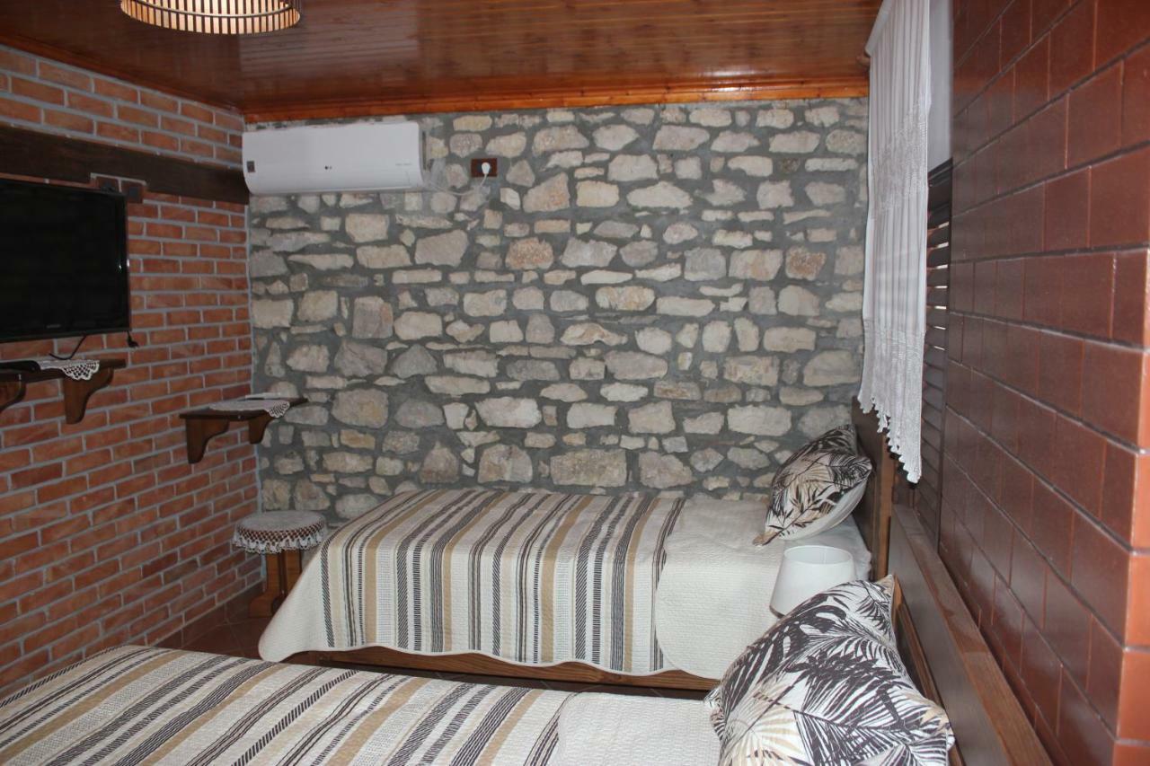 Guesthouse Arjan Berat Buitenkant foto