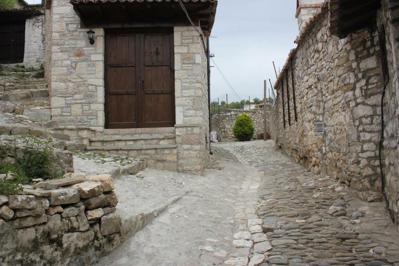 Guesthouse Arjan Berat Buitenkant foto