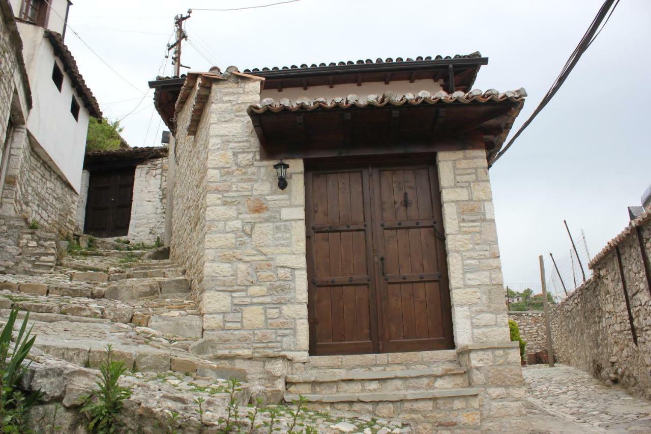 Guesthouse Arjan Berat Buitenkant foto