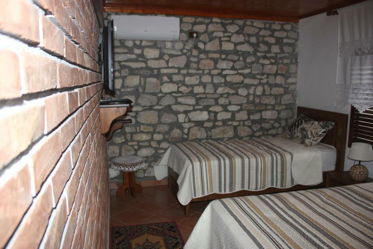 Guesthouse Arjan Berat Buitenkant foto
